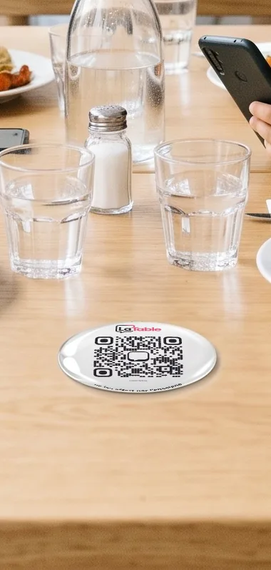 Exemple · l'appareil photo vise la pastille LaTable posée sur une table